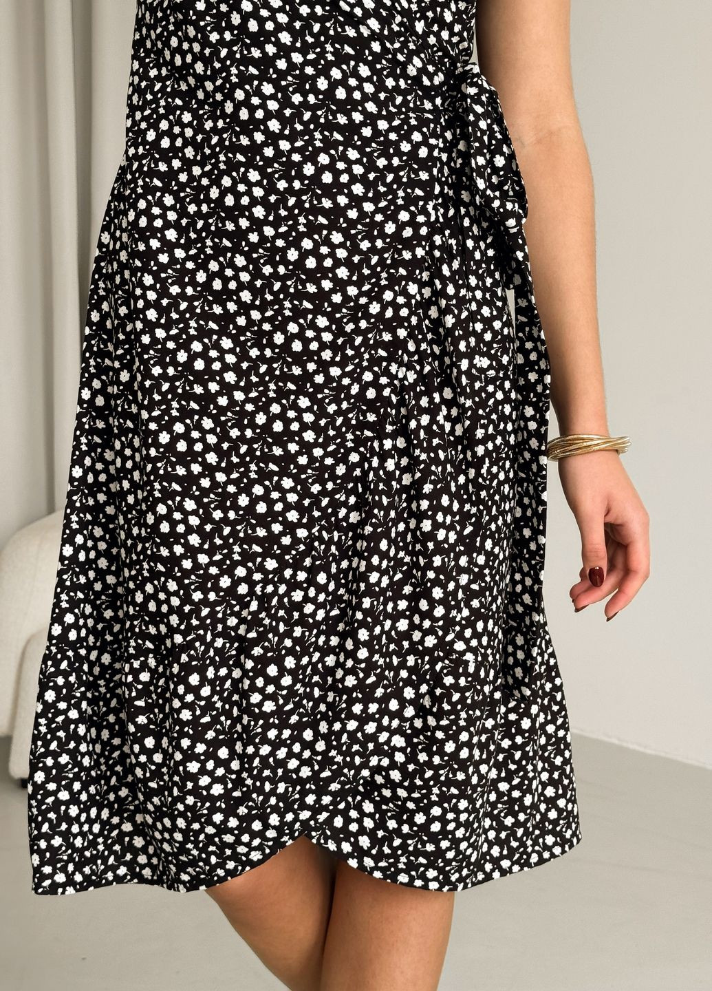 Черное пляжное, повседневный, кэжуал, коктейльное летнее легкое платье на запах в цветочек из штапеля на запах Merlini с цветочным принтом