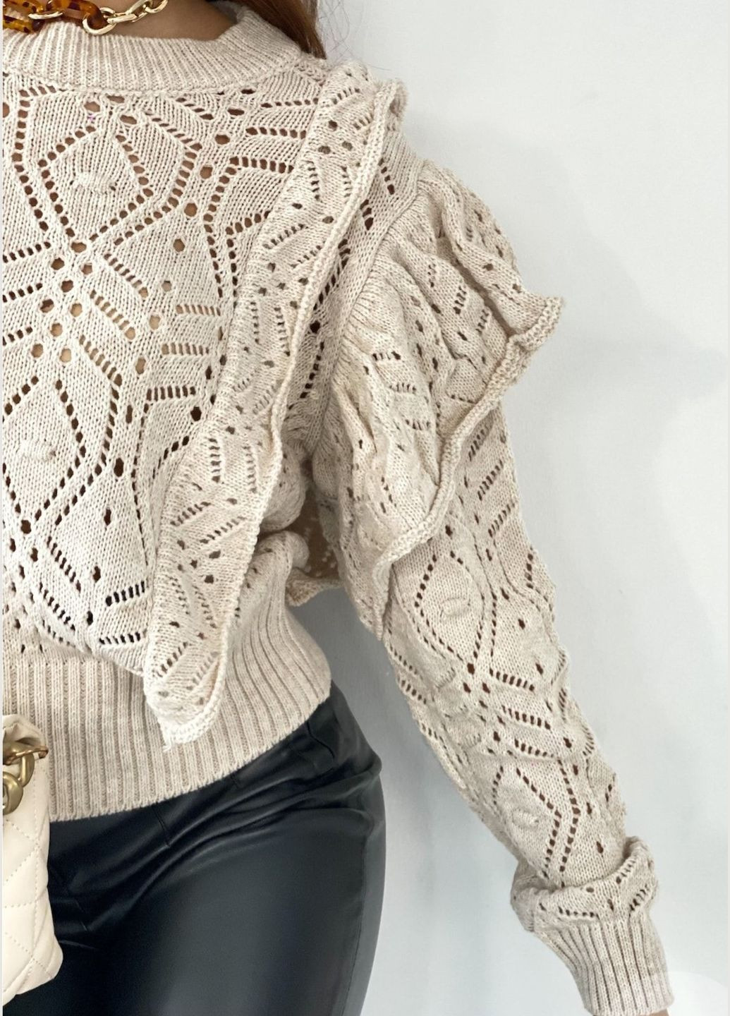 Бежевый женский ажурный свитер с бежевым водонами. You Best