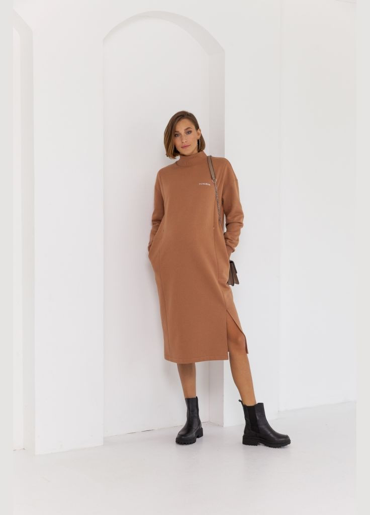 Темно-бежевое теплое платье для беременных и кормящих с начесом цвет кемел Юла мама