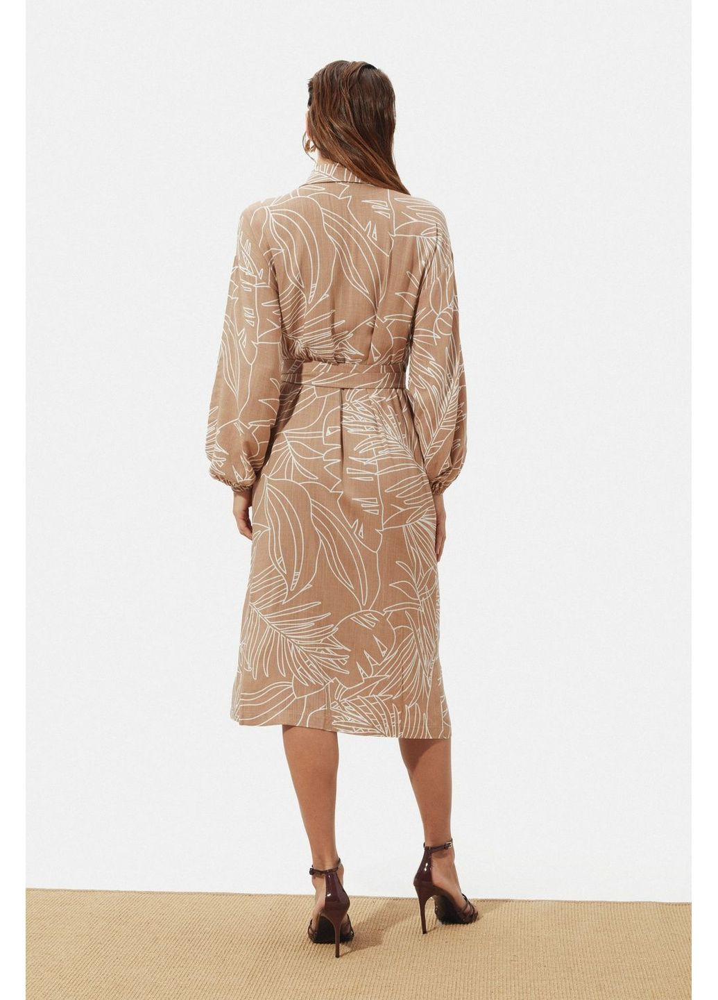 Бежевое платье Seventeen