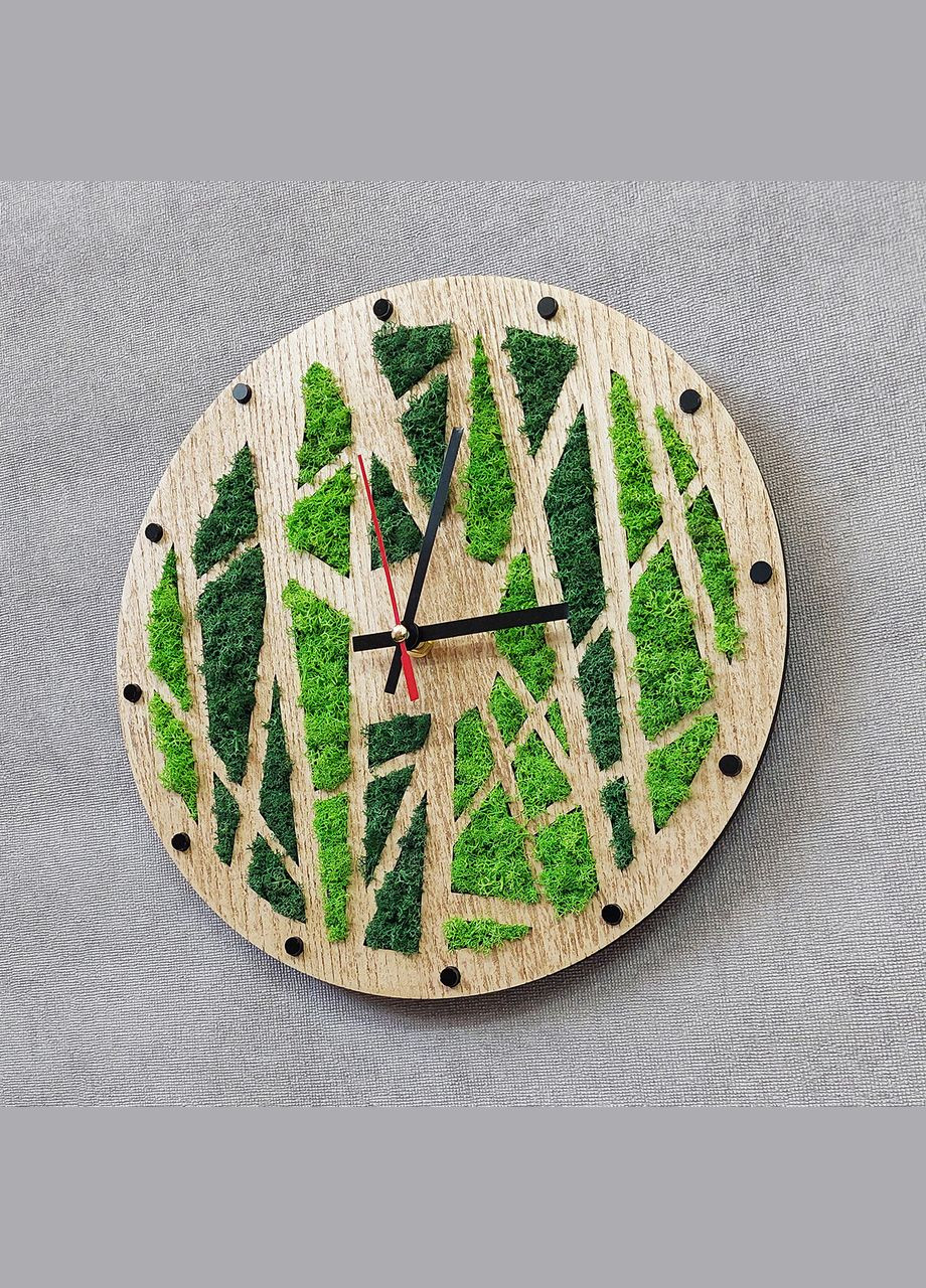 Часы настенные из дерева, украшенные мхом. Абстрактный рисунок Wood One (302319159)