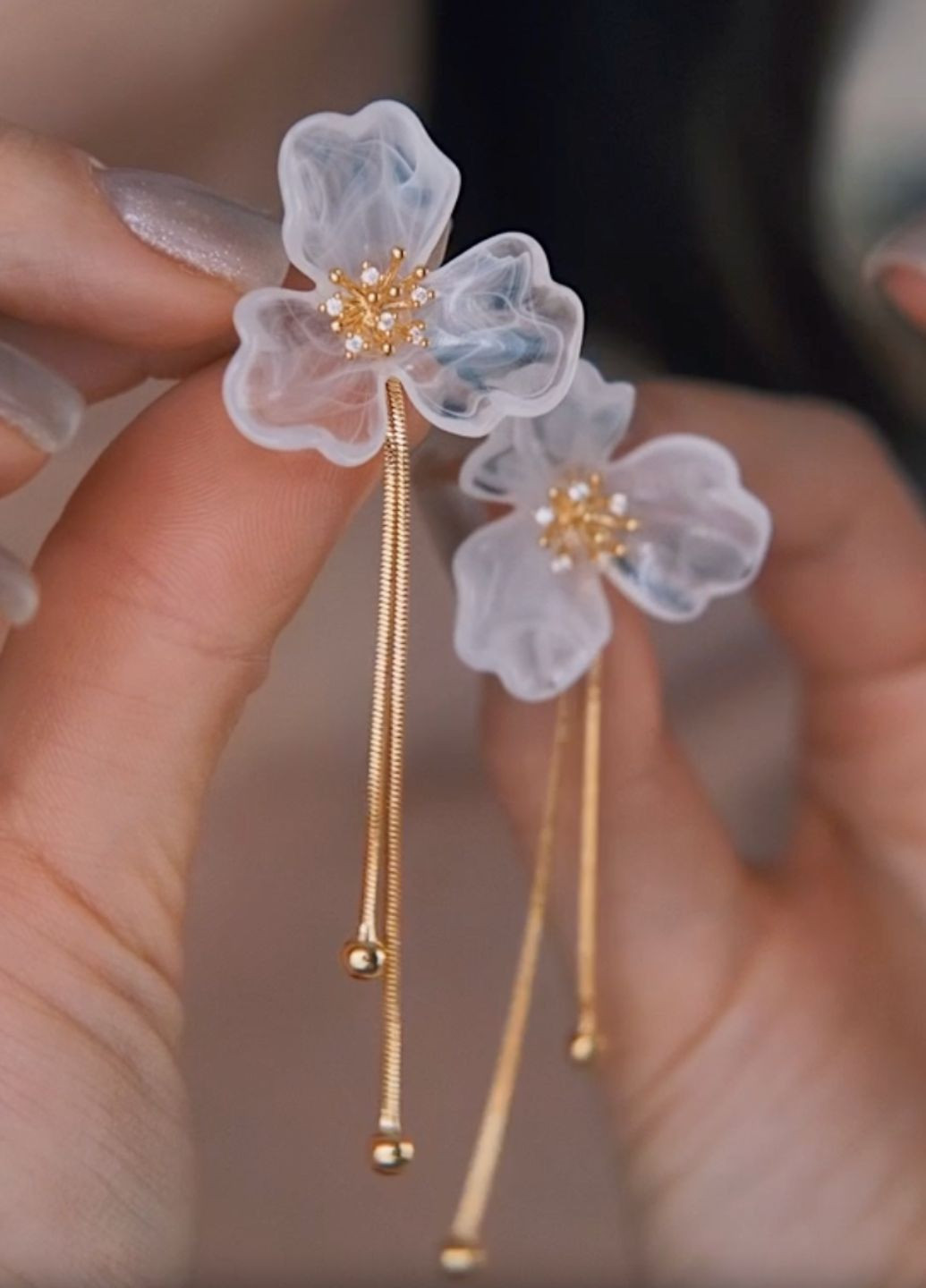 Сережки жіночі з білою напівпрозорою квіткою та підвісками крапельками Fashion Jewelry (331157735)