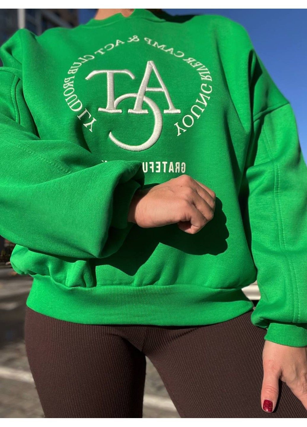 Зелений cвітшот жіночий 2479 широкий оверсайз утеплений вишивка малюнок попереду Olivia однотонний (303140153)