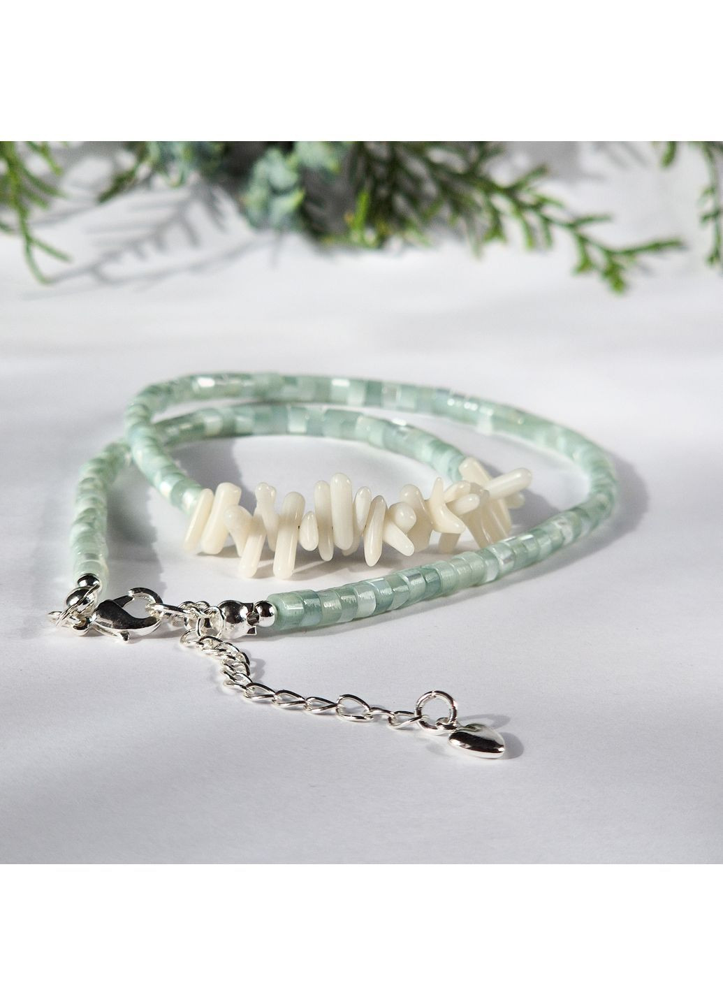 Чокер натуральный Коралл белый, Перламутр, гип-ный сплав цвет серебро d-9х4мм+- L-40-45 см No Brand коралл, перламутр латунь, натуральный камень серебро (362695409)