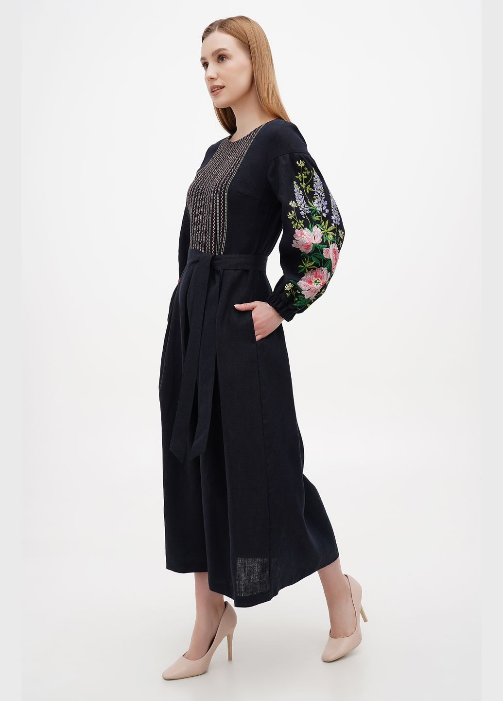 Синее льняное макси платье-вышиванка с поясом и вышитыми цветами на рукавах феодора. голубой, р.38, код 0327/38/435 ГАЛЕРЕЯ ЛЬОНУ