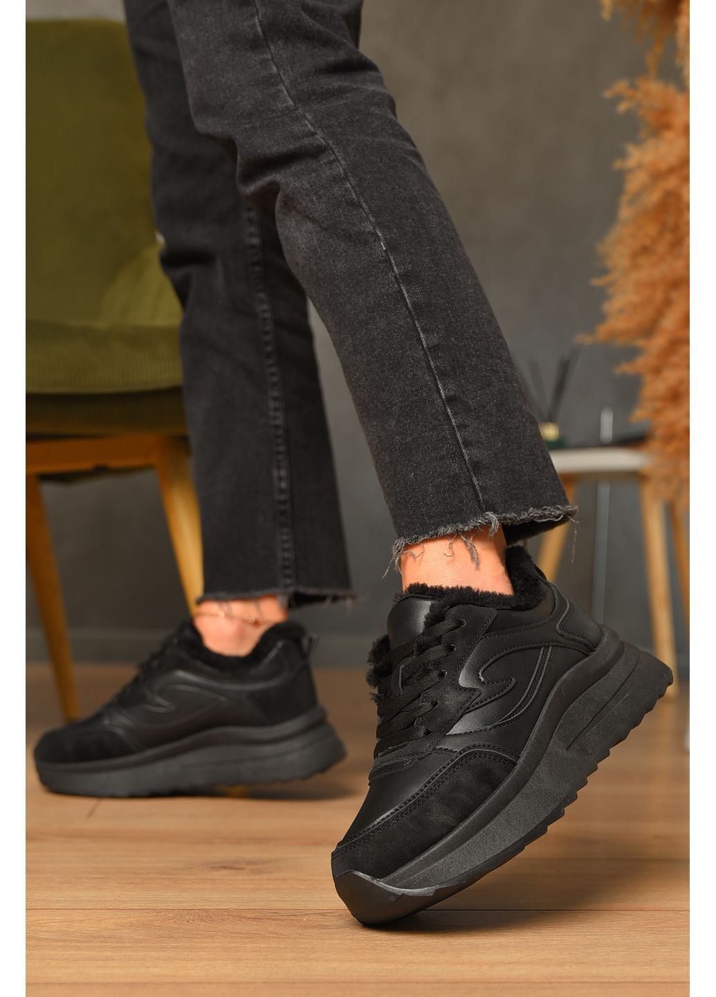 Кросівки жіночі зимові чорного кольору на шнурівці Let's Shop чорні зими (362027511)