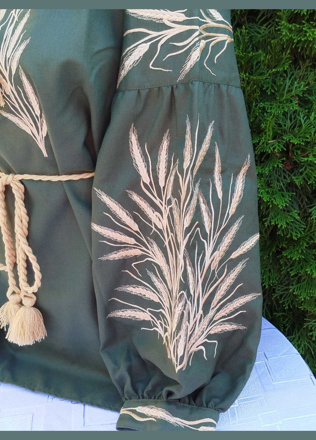 Золотая женская вышиванка "колосок" на зеленом (хаки) натуральном домотканом полотне с бордовой вышивкой и черной сеткой. Прикарпатські Вишиванки узор цветочный прямой хлопок (323167463)