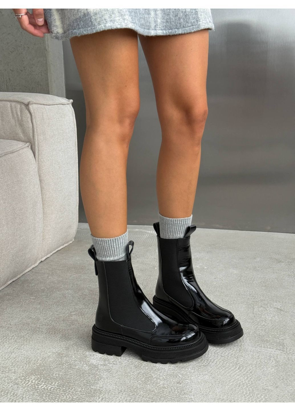 Осенние демисезонные челси из лакированной кожи Helen