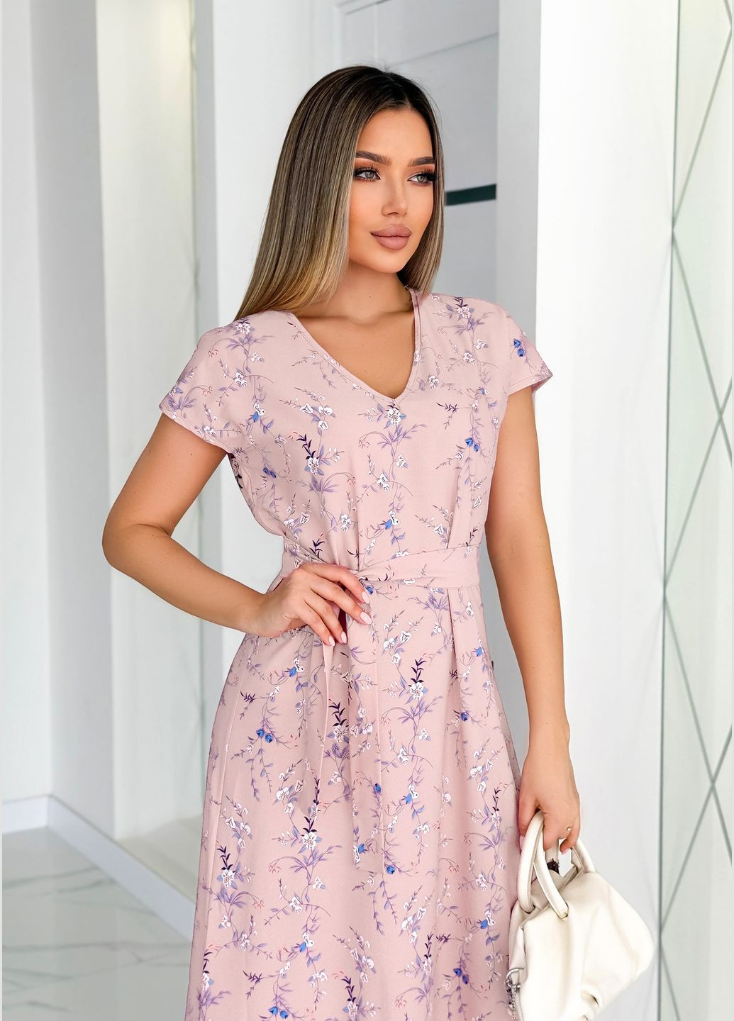 Светло-розовое повседневный, джинсовое, кэжуал светло-розовое макси-платье из софта с поясом а-силуэт INNOE с цветочным принтом