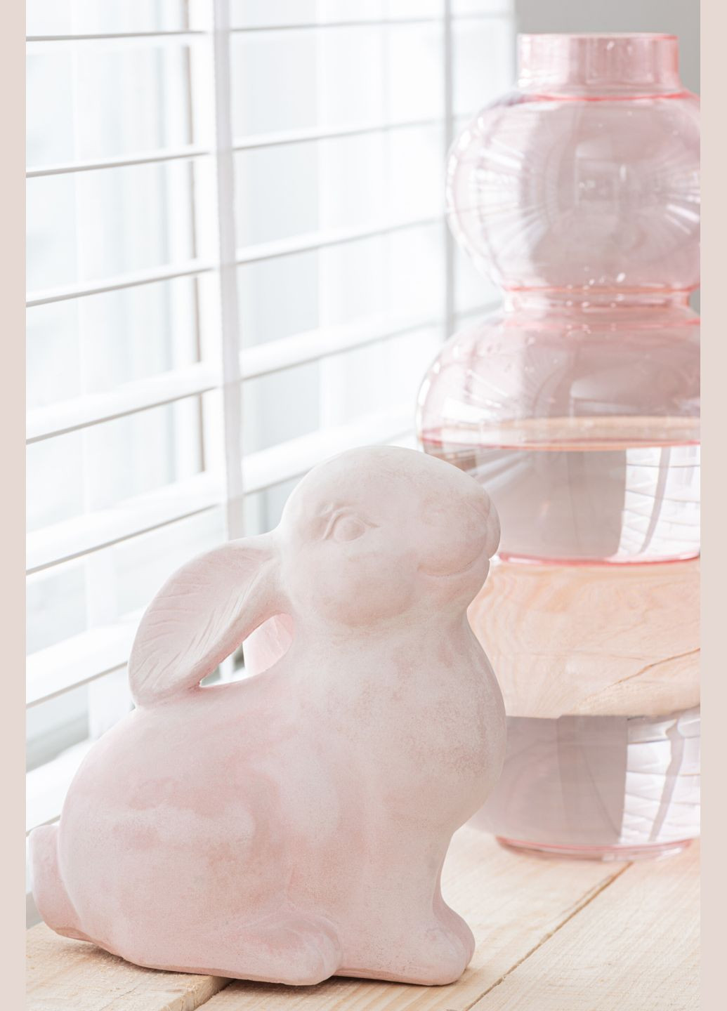 Статуетки зайців комплект із двох кам'яні в рожевому кольорі Бельгія (32578) J-Line (303354296)