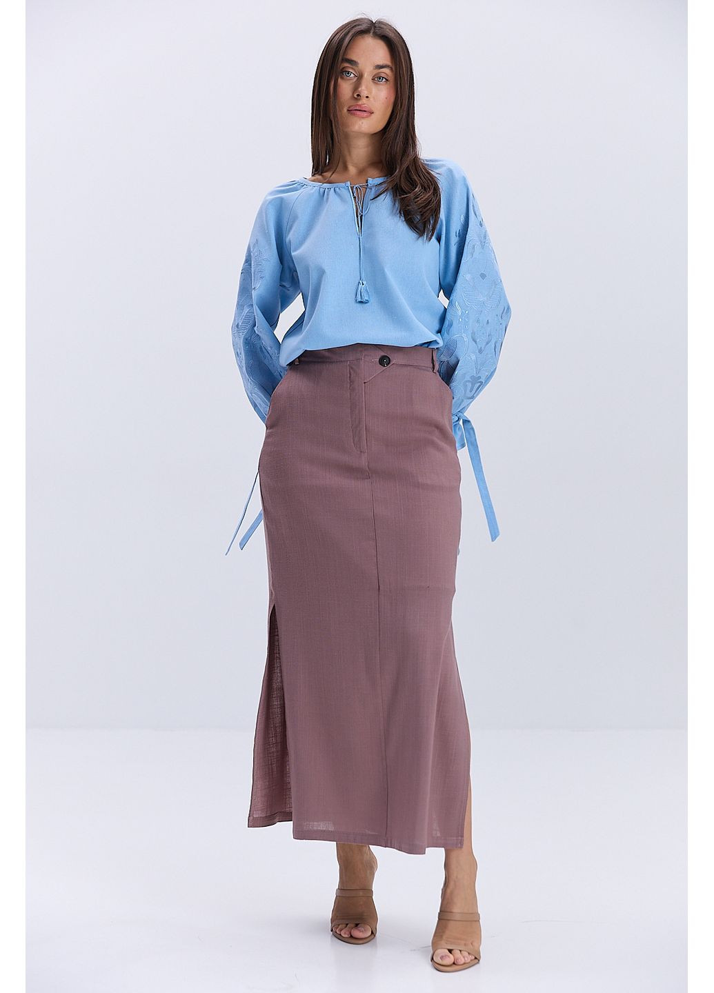 Блакитна жіноча вишиванка світло-молочна з молочним деревом життя гладдю Arjen льон (361056730)