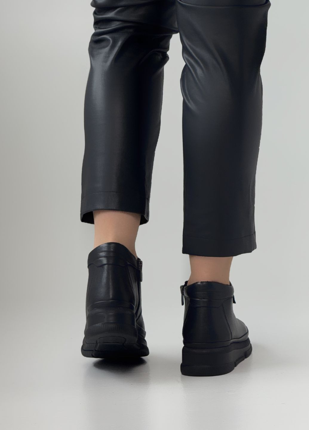 Черные демисезонная ботфорты женские кожаные Christian YuMa