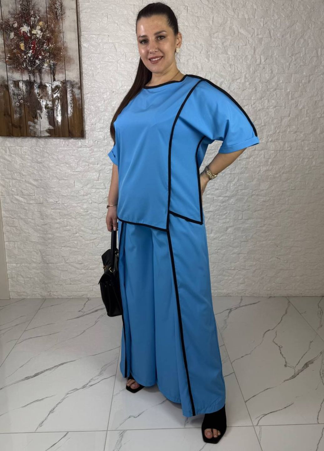 Женский повседневный костюм двойка с кантом: блуза с неровным низом и брюки нахлест Україна (329369654)