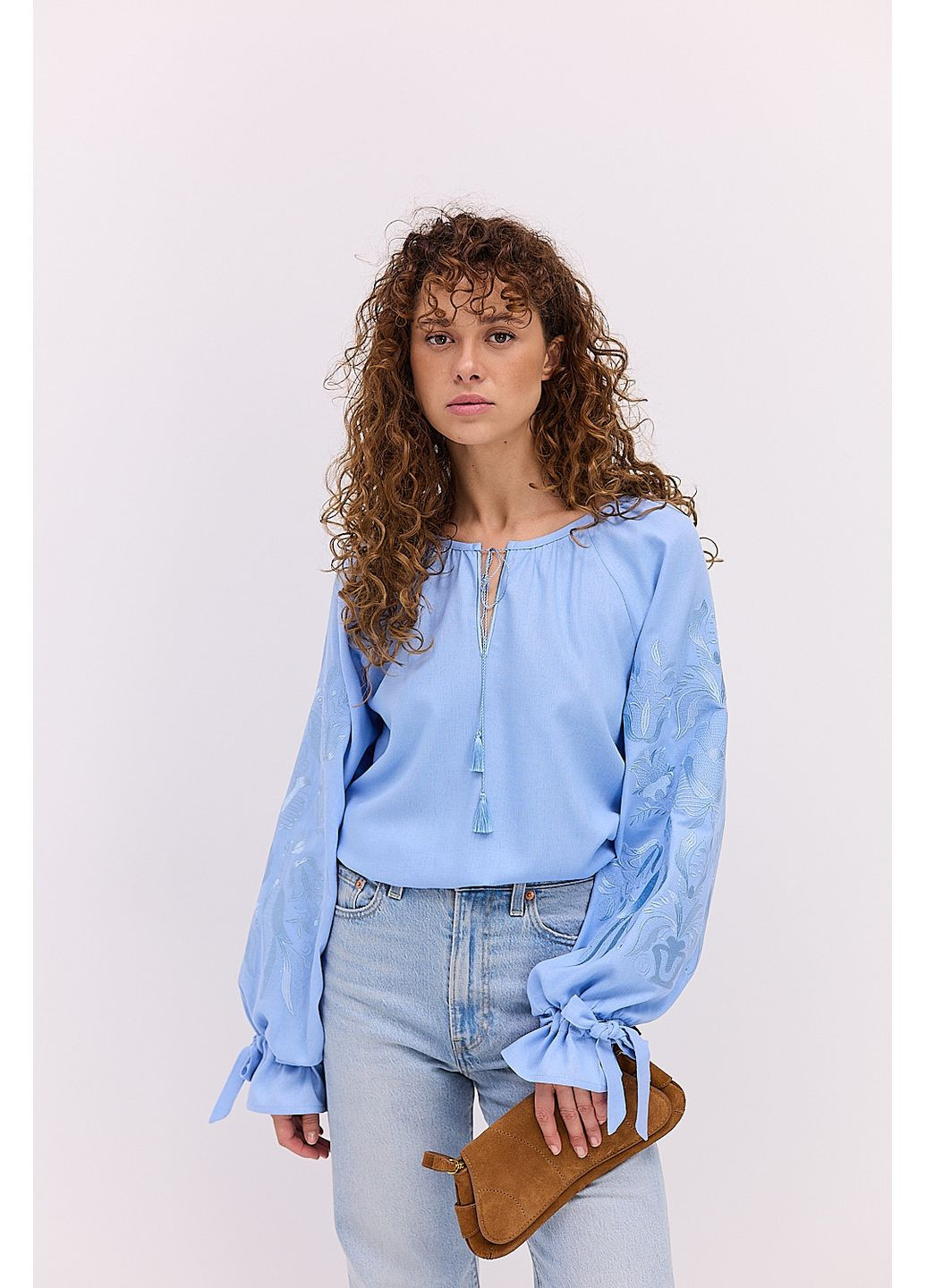 Голубая женская вышиванка с деревом жизни гладью Arjen (358908357)