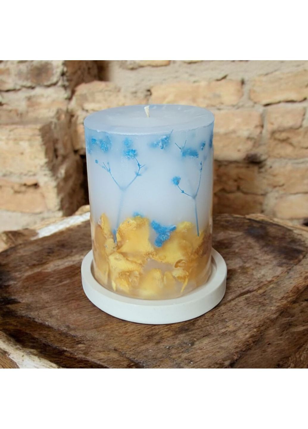 Набір із декоративної ароматизованої свічки ручної роботи з блакитною гіпсофілою та жовтою трояндою на гіпсовій підставці Handmade Studio - AV (371797807)