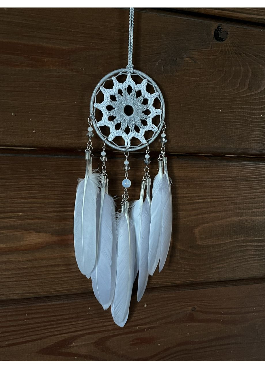 Мини/Авто-ловец снов бело-серый с перьями петуха. Оберег-подвеска в машину. Амулет на зеркало заднего вида Dream Studio (363057530)