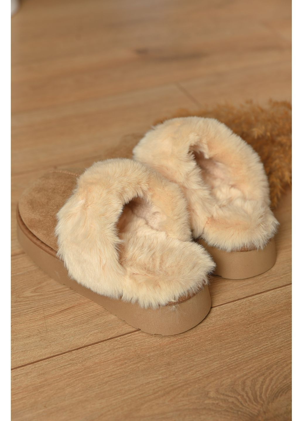 Капці домашні жіночі хутряні бежевого кольору Let's Shop (367582475)