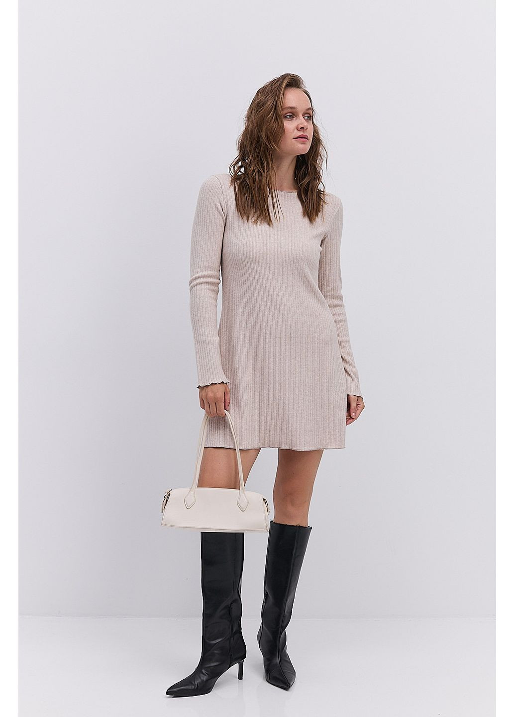 Светло-бежевое короткое трикотажное платье в рубчик коричневого цвета Arjen