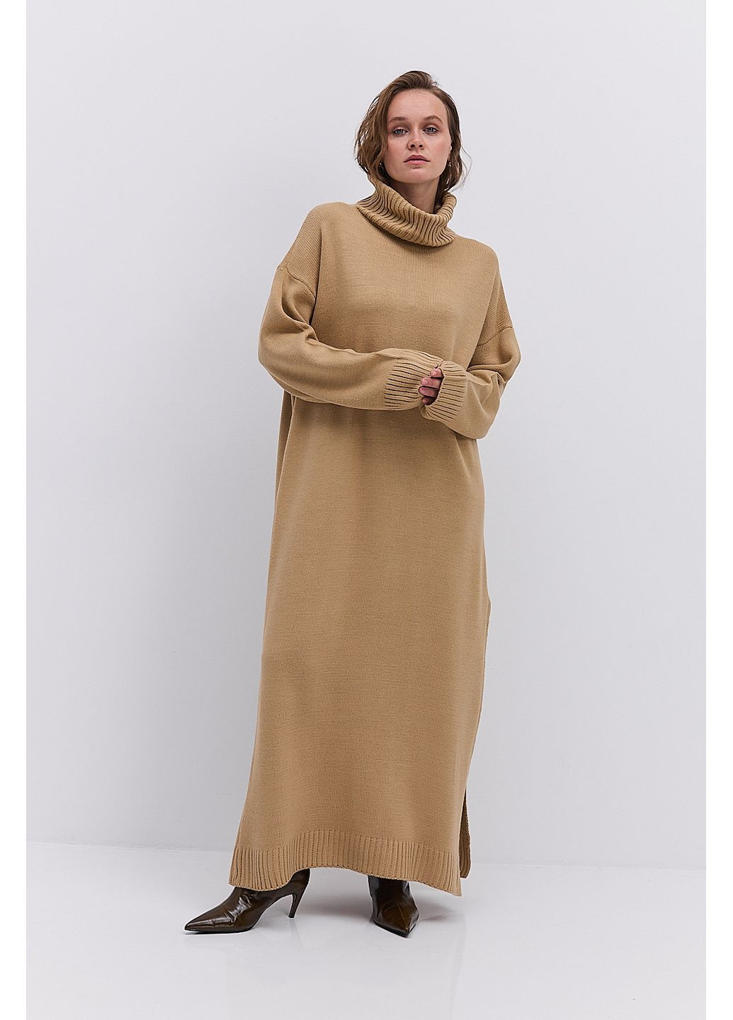 Бежева вязана зимова сукня світло-сіра з високим коміром і розрізом збоку Arjen
