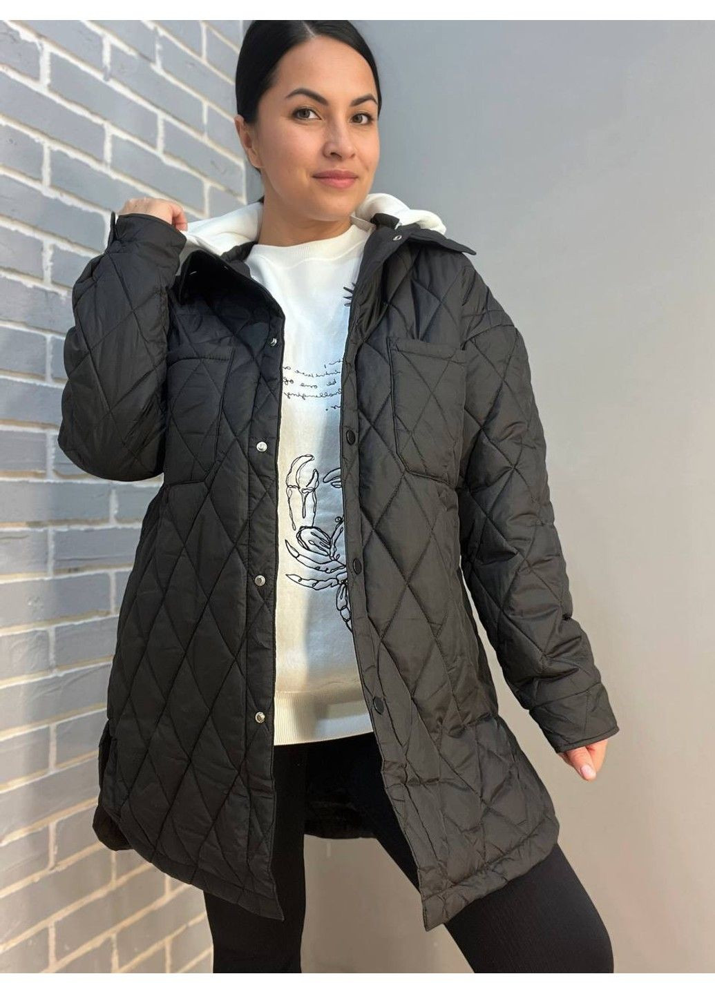 Черная демисезонная куртка женская 1870 длинная рубашка наложены карманы на кнопках трикотажный капюшон HAIZIYUAN