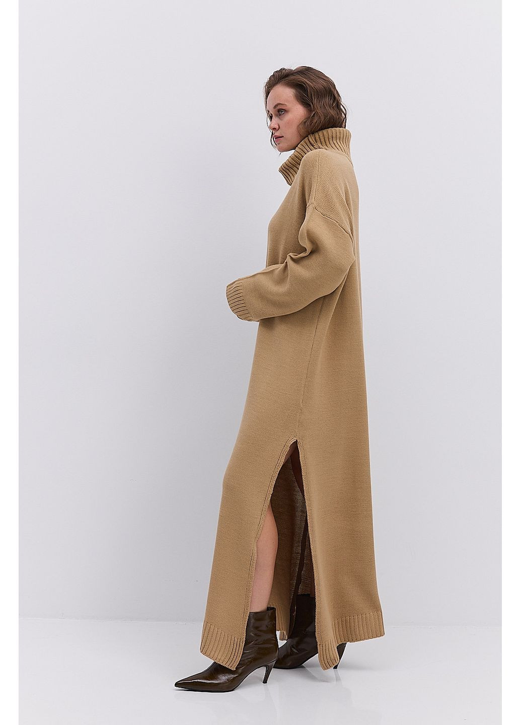 Бежева вязана зимова сукня світло-сіра з високим коміром і розрізом збоку Arjen