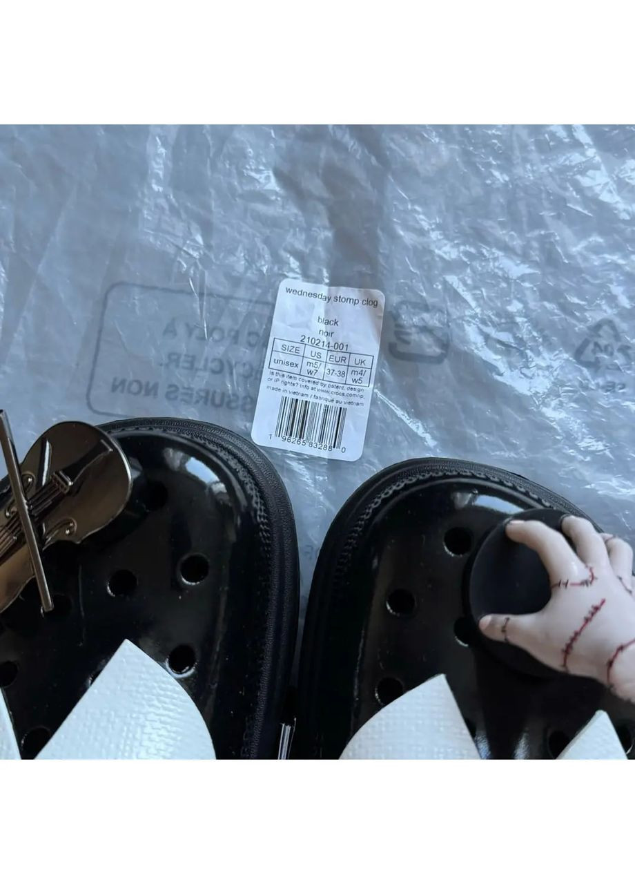 Черно-белые женские кроксы wednesday clog wednesday black Crocs на платформе с заклепками