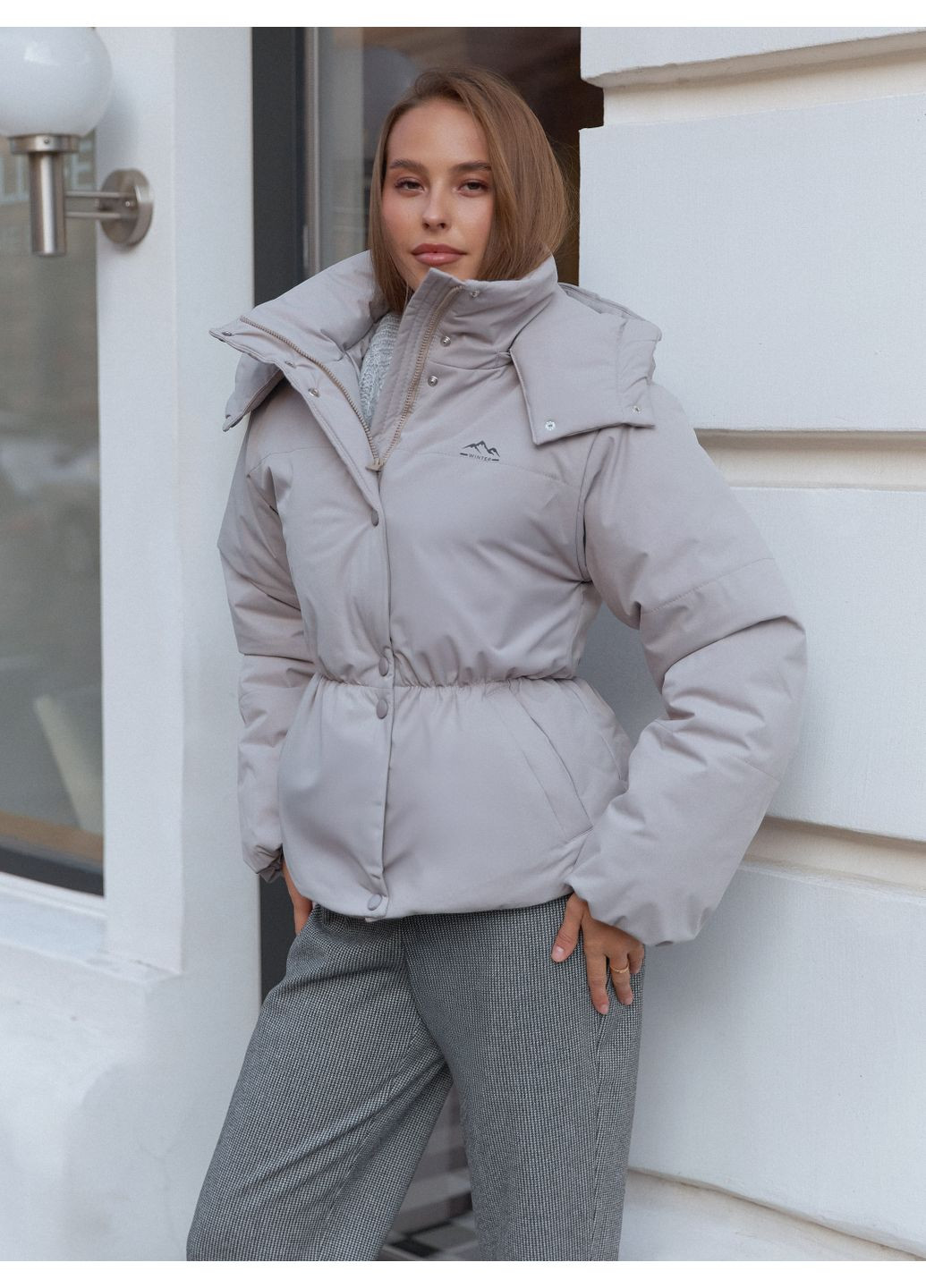 Світло-сіра демісезонна куртка жіноча плащова з преміальної тканини прямого крою Seventeen