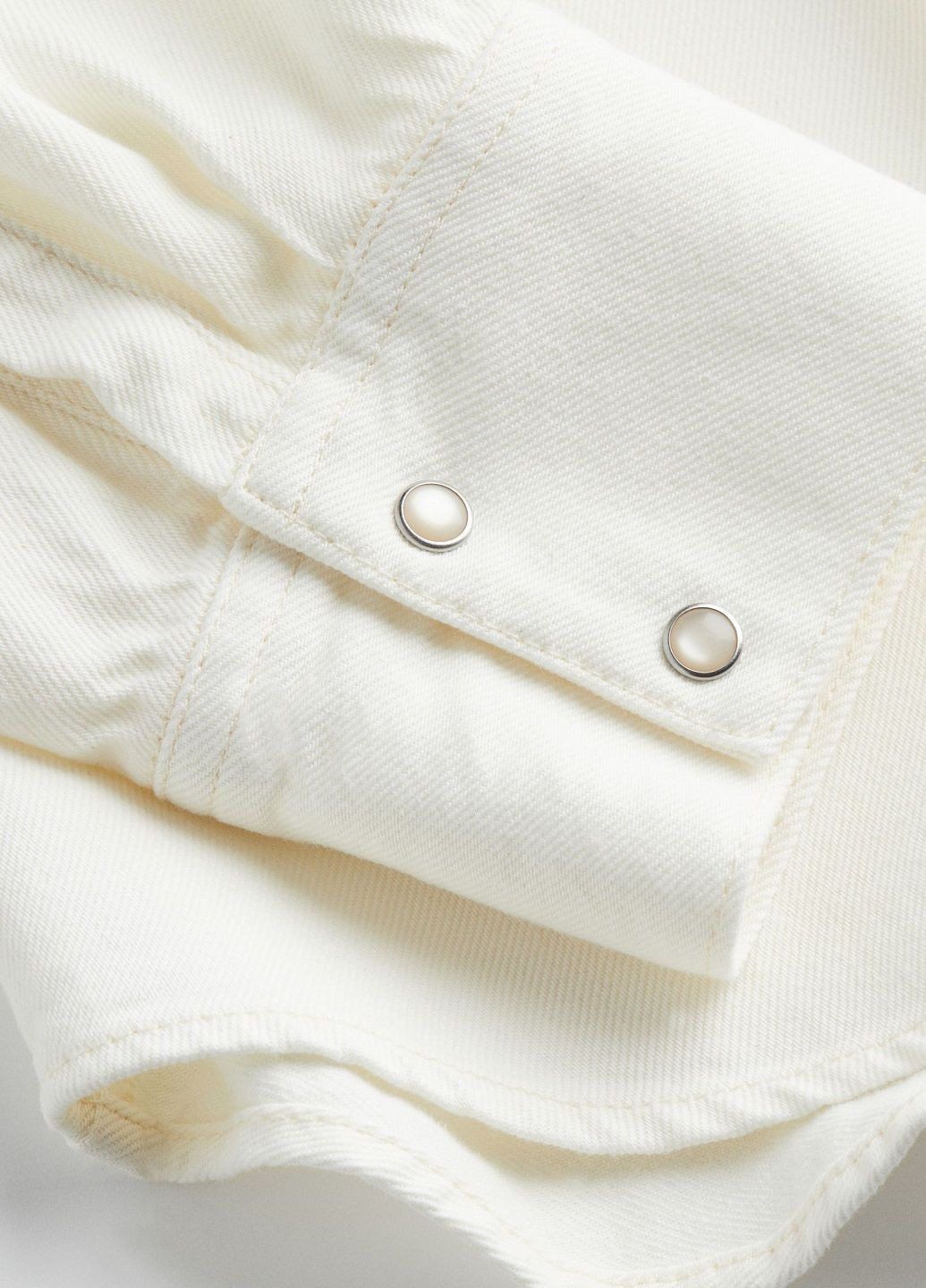 Молочная джинсовая рубашка однотонная H&M