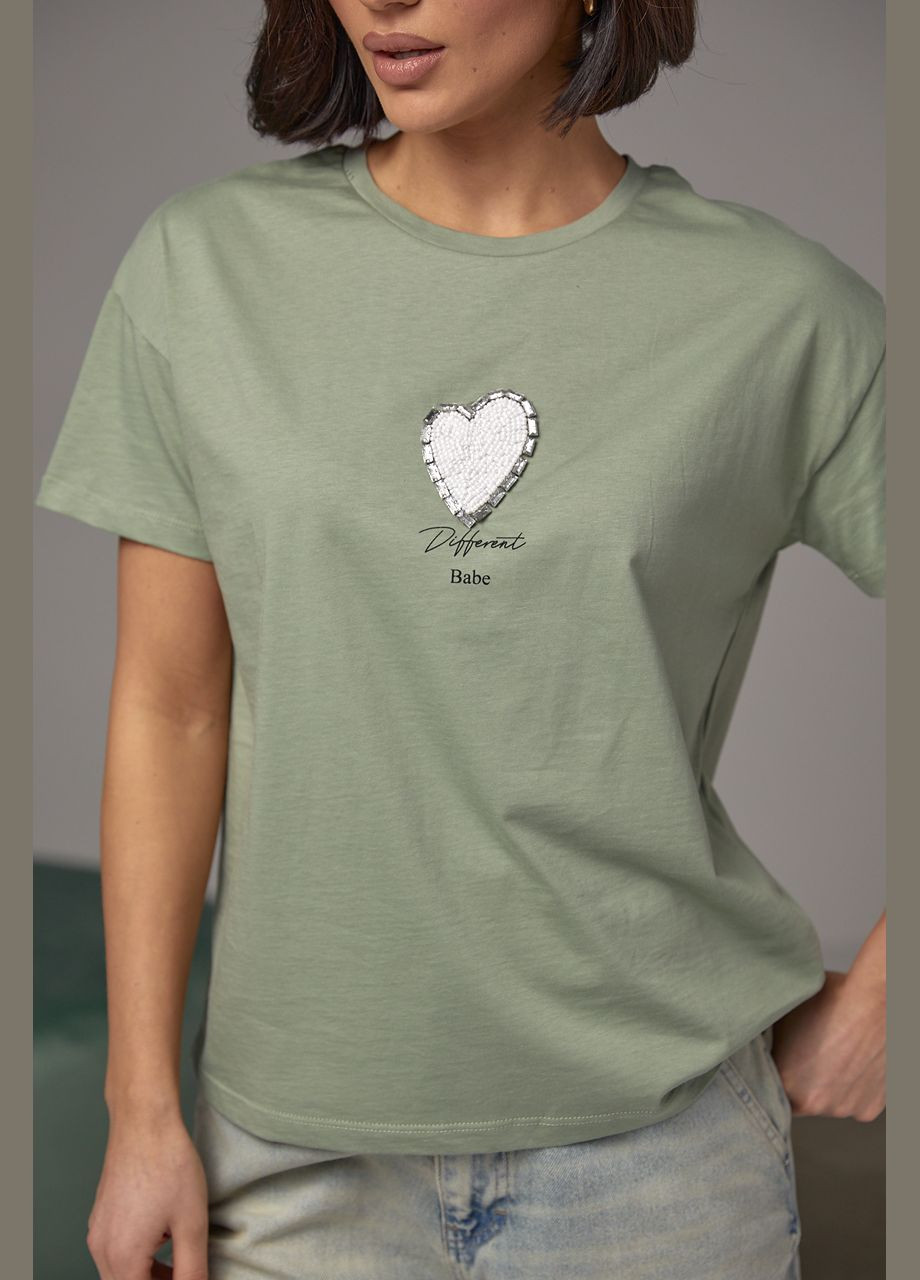 Хаки (оливковая) летняя женская футболка украшена сердцем из бисера и страз 2404 с коротким рукавом Lurex