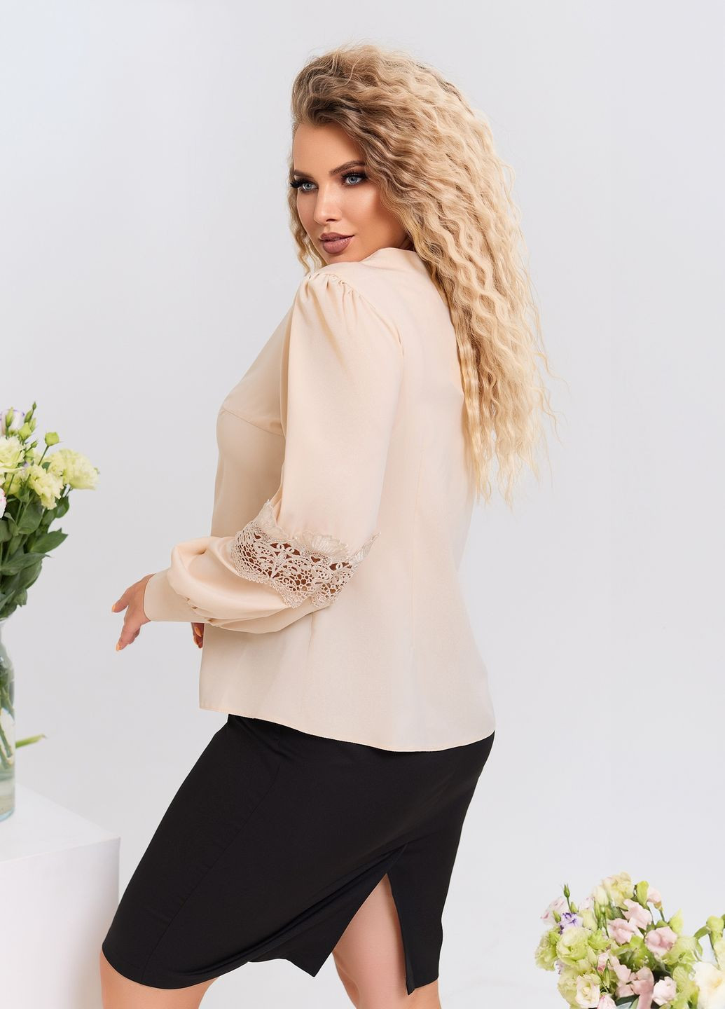 Светло-бежевая блуза с кружевом No Brand