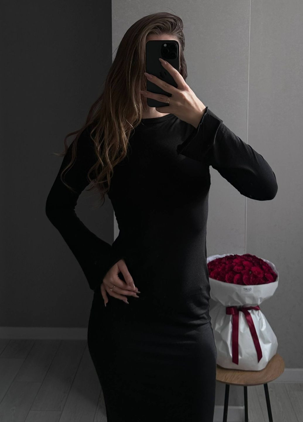 Чорна вечірня вишукана приталена вечірня міді сукня з довгими розкльошеними рукавами та відкритою спинкою з відкритою спиною Tik-Tak однотонна