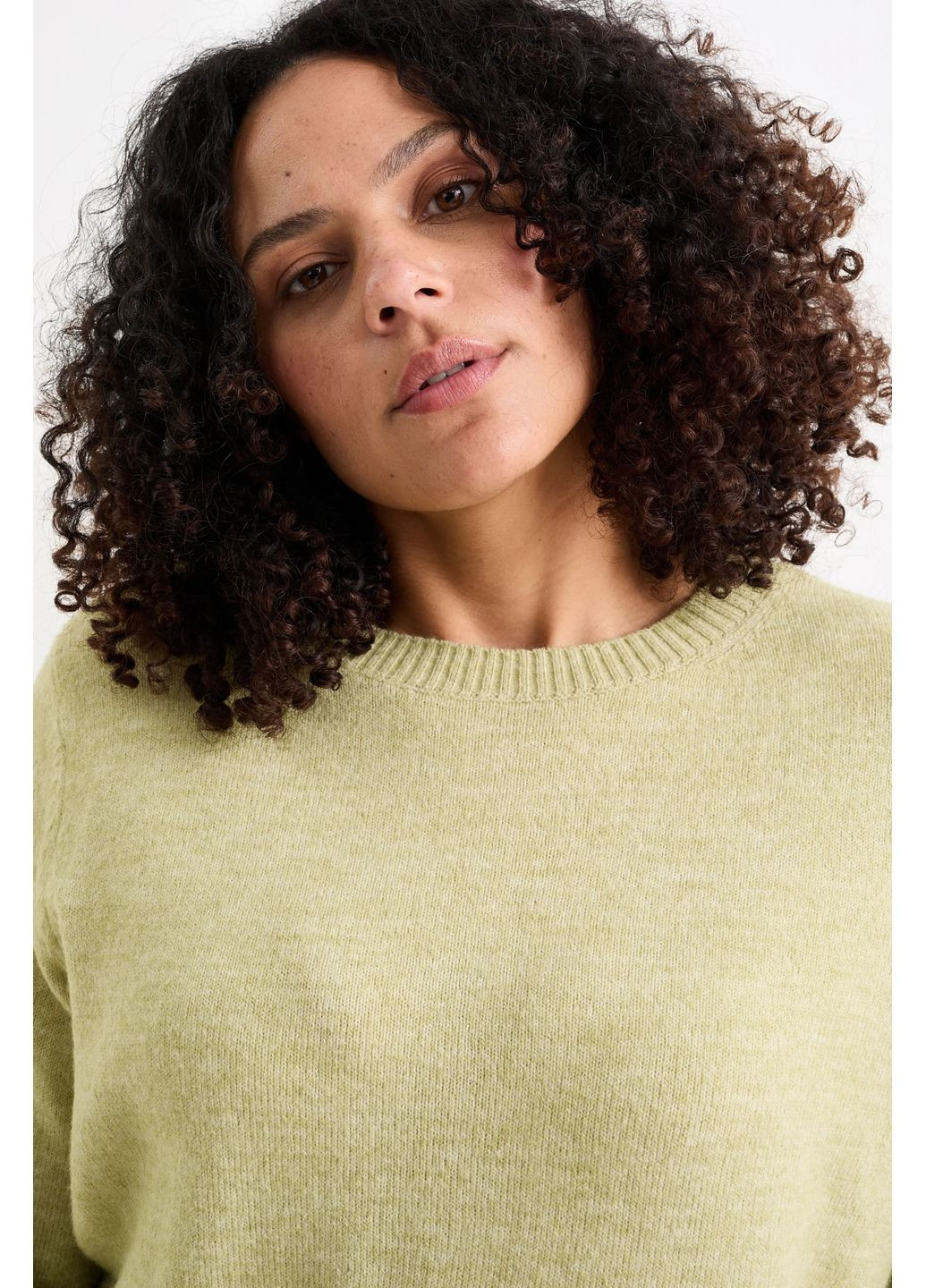 Зеленый демисезонный свитер в составе с шерстью C&A