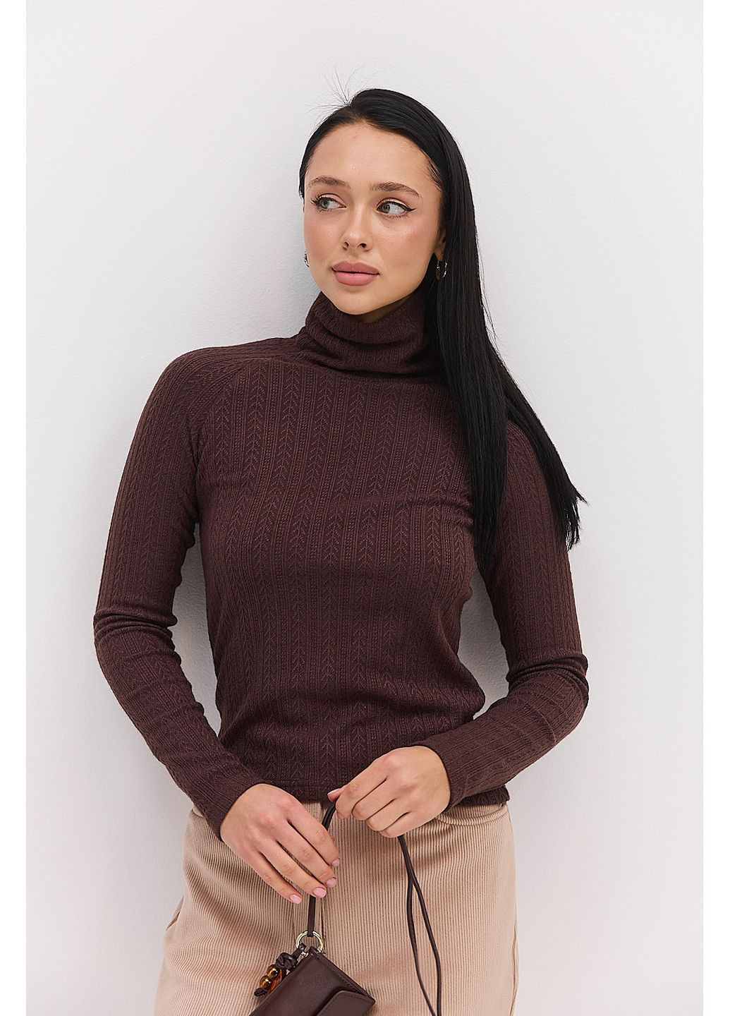 Жіночий теплий лонгслів з коміром-стійкою шоколадний в ялинку Arjen (370601823)