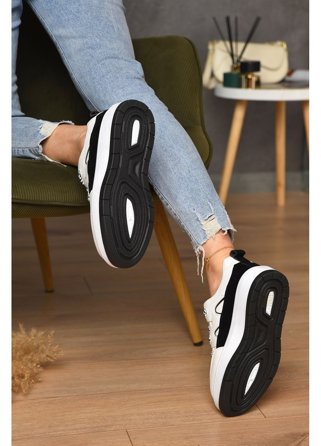 Кроссовки женские черно-белого цвета на шнуровке Let's Shop чёрно-белые демисезоны (360938883)