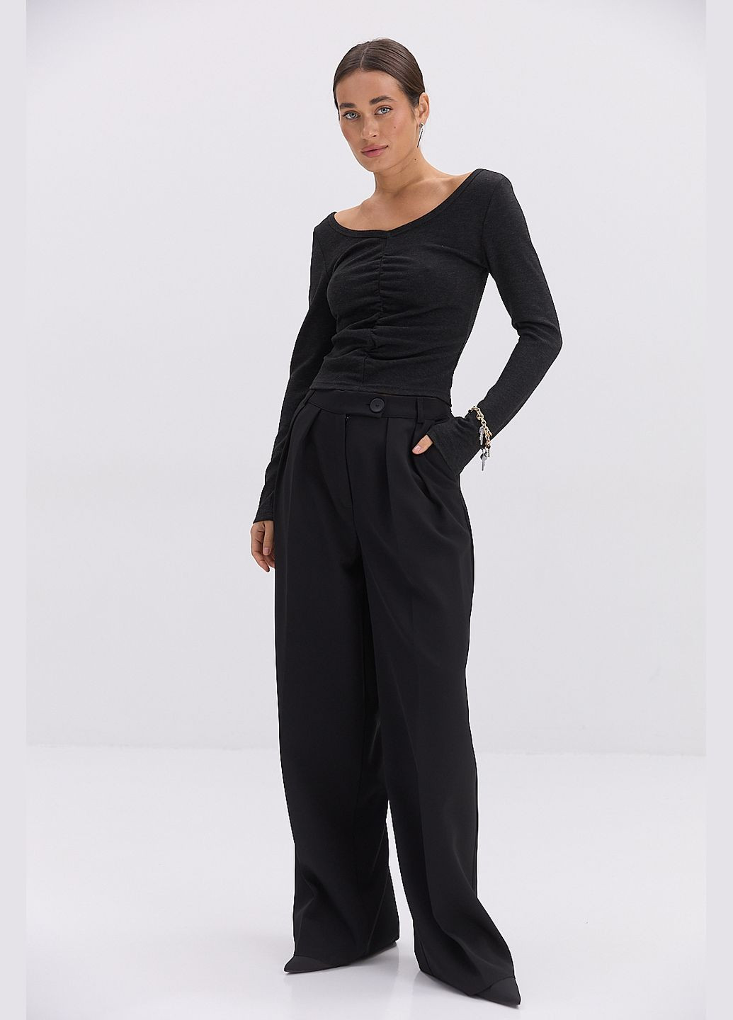 Женская трикотажная кофточка черная с драпировкой спереди Arjen (317233827)