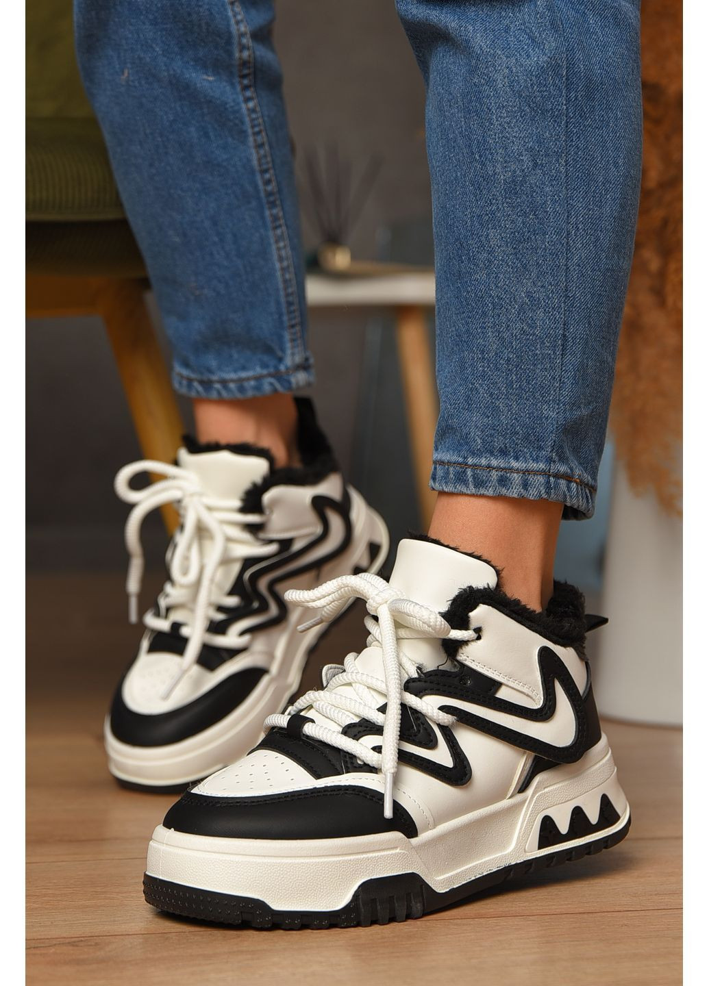 Кроссовки женские бело-черного цвета на меху Let's Shop чёрно-белые зима (365589436)