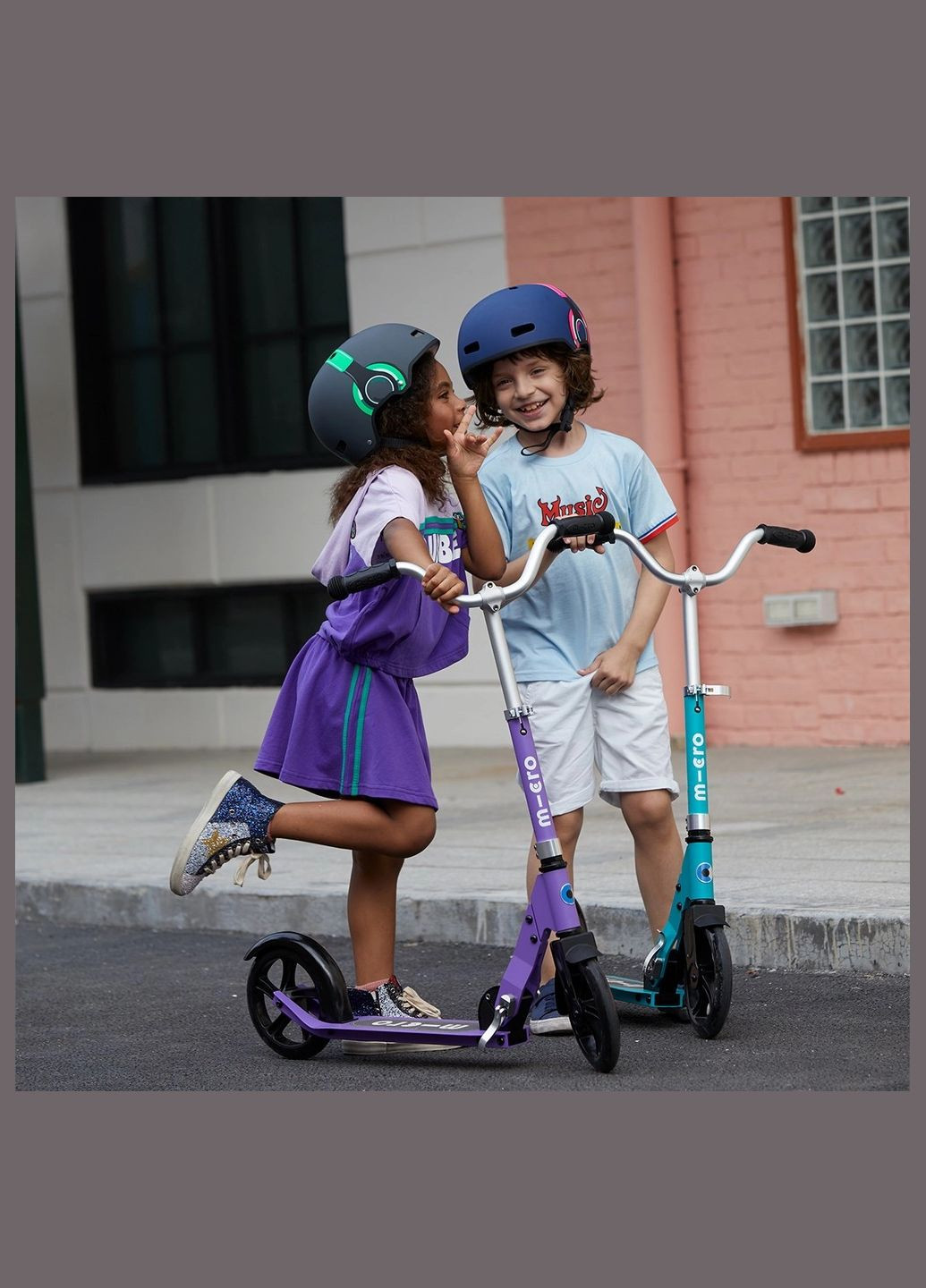 Захисний шолом Розмір M 52-56 см зелений з малюнком навушників LED (AC2111BX) Micro (326805706)