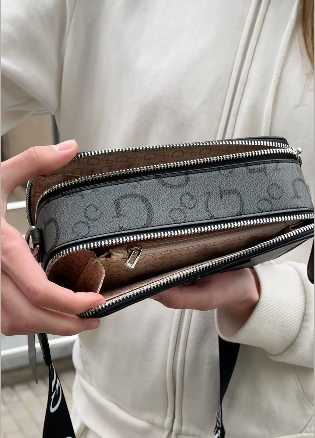 Женская сумка кросс-боди прямоугольная черная Guess (295574228)