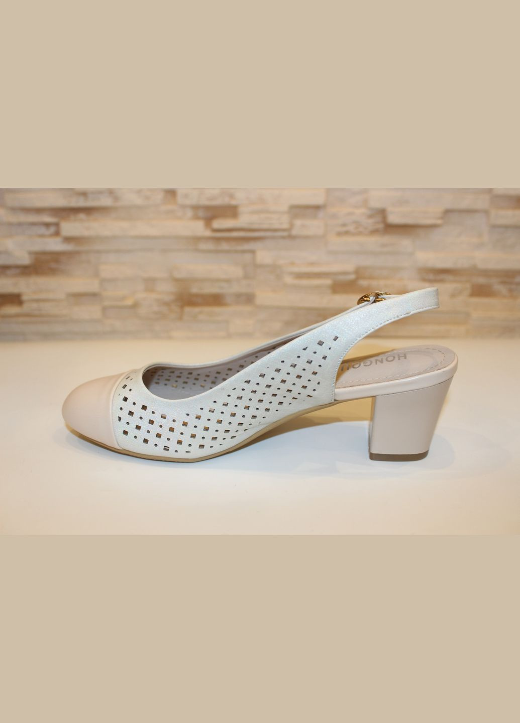 Бежевые босоножки женские бежевые на каблуке No Brand с ремешком с перфорацией