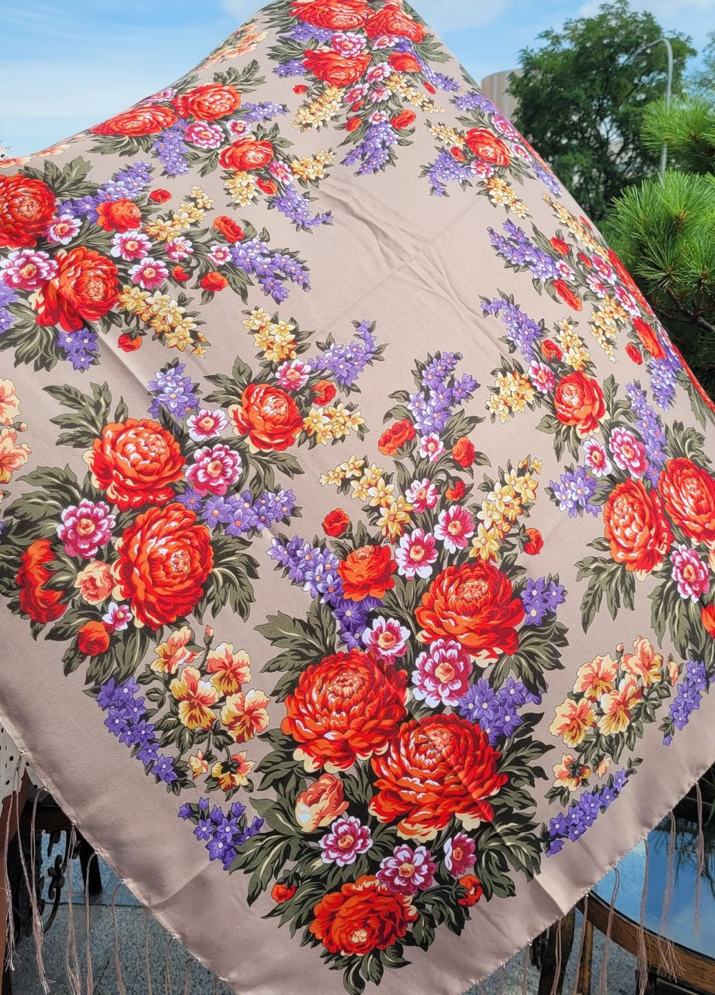 Жіноча Народна хустка з квітами півоніями та шовковою бахромою No Brand (356893729)