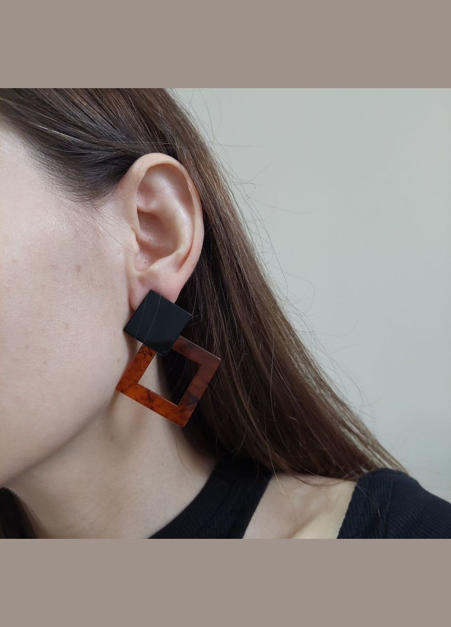 Cерьги ромбы пластиковые MK0856 коричневый с черным DeKolie (322196915)