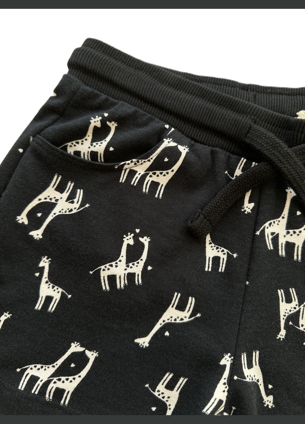 Пудровый летний комплект костюм для девочки футболка пудровая 2000-26+шорты черные трикотажные с жирафами 2000-25 (122 см) OVS
