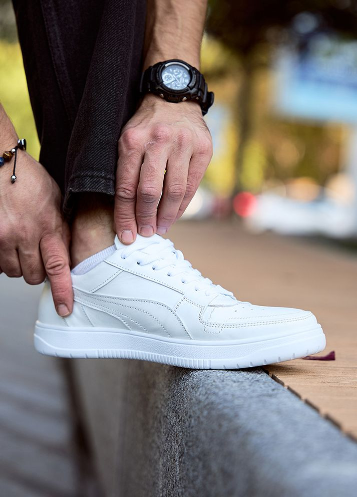 Белые демисезонные мужские кроссовки из натуральной кожи белого цвета 35545 No Brand