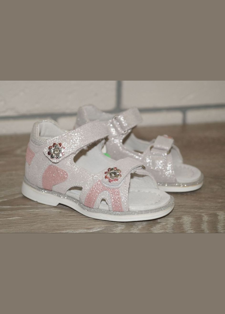 Серебряные босоножки для девочки с закрытой пяткой серебристые Kimboo с глиттером, с белой подошвой, с камнями