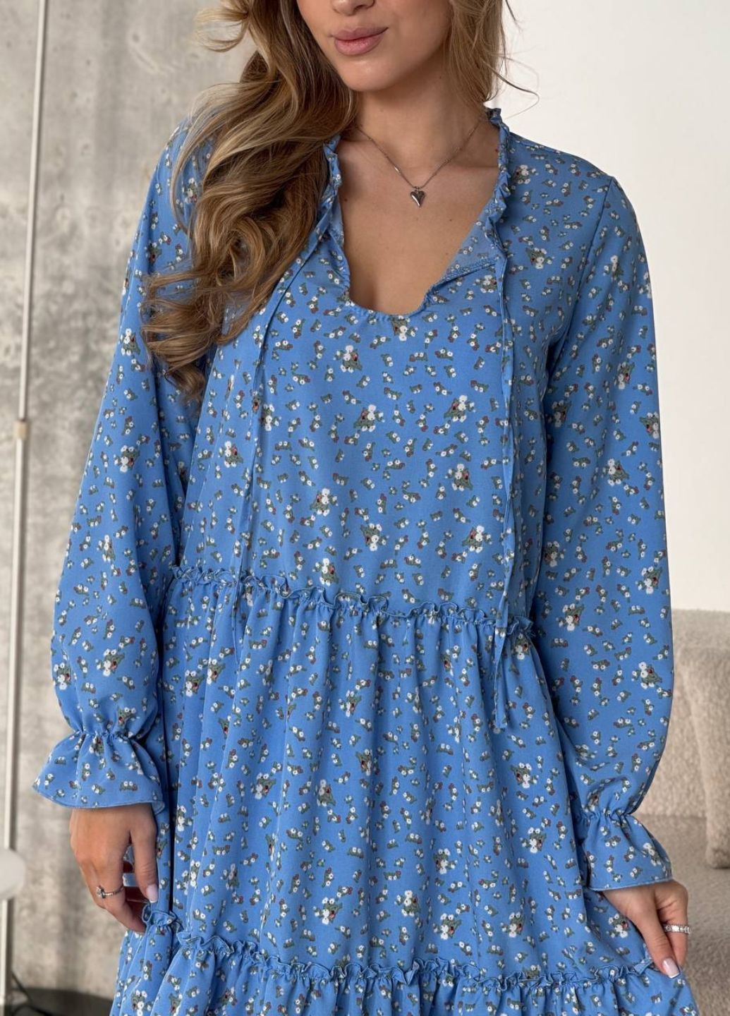 Блакитна кежуал вишукана легка літня міді сукня вільного крою з квітковим візерунком, рукавами ліхтарик та воланом Tik-Tak з квітковим принтом