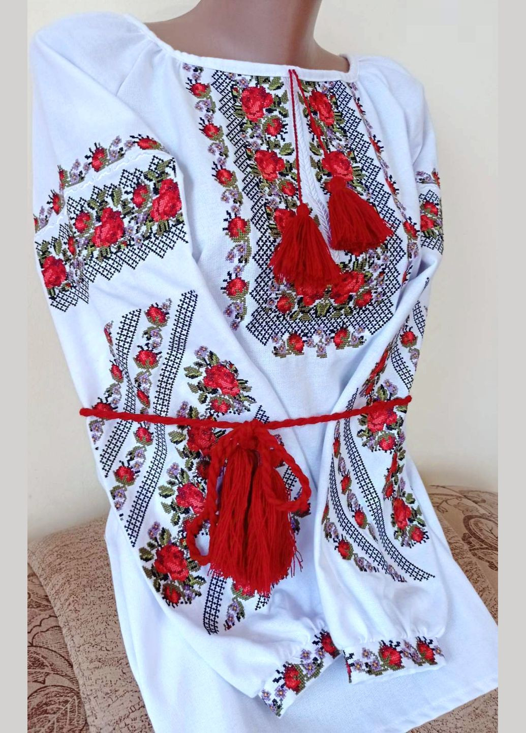Яскраво-червона вишиванка жіноча "трояндовий розмай" на білому натуральному домотканому полотні Прикарпатські Вишиванки візерунок квітковий пряма бавовна (328265372)