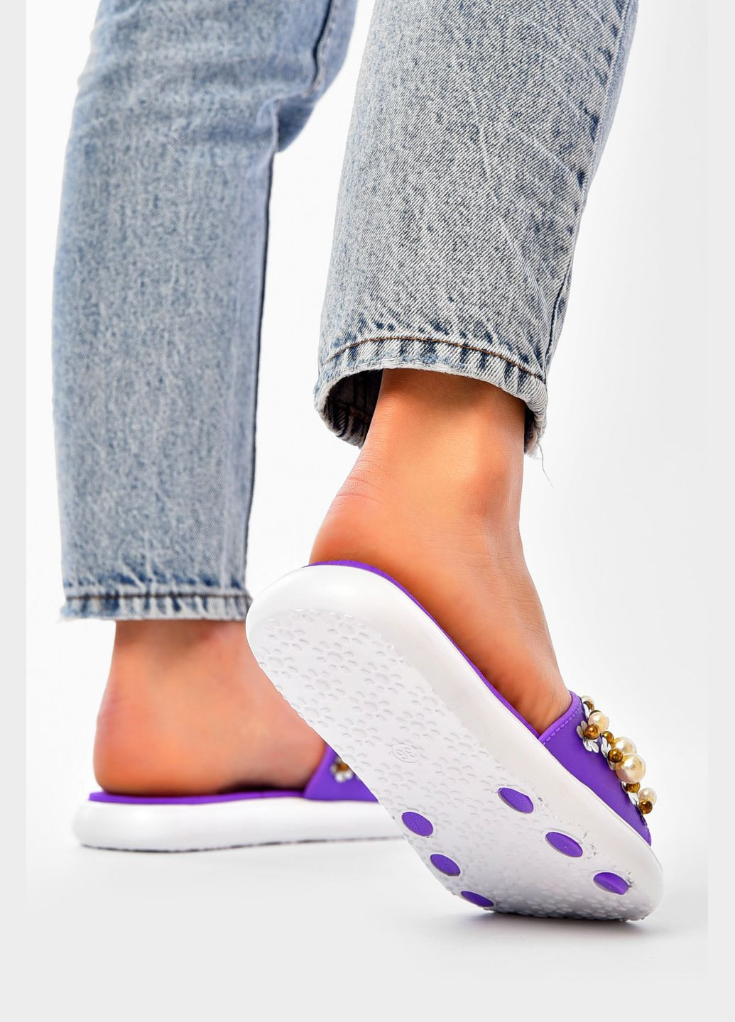 Шльопанці жіночі бузкового кольору з намистинами Let's Shop (338370815)