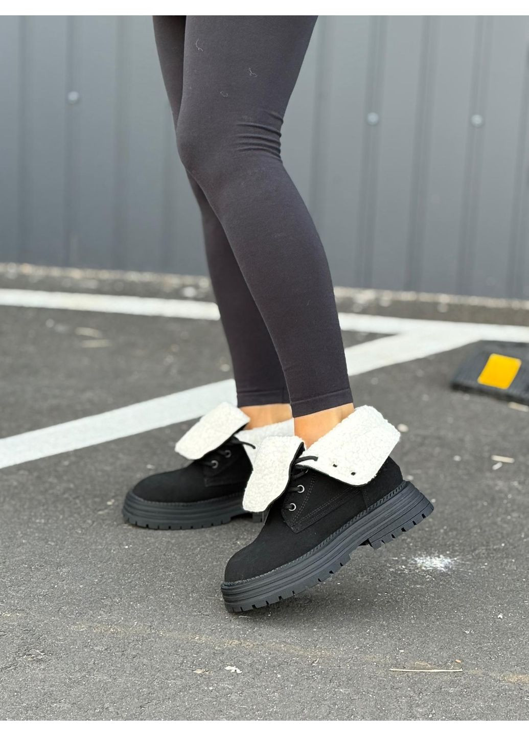 Зимние женские ботинки тёплые зимние на меху чёрные натуральная замша высокие берцы с отворотом на шнуровке тракторная подошва No Brand