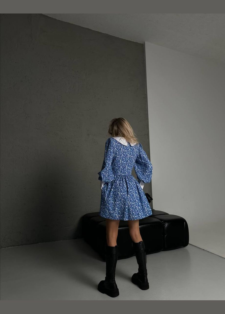 Блакитна повсякденний сукня в квітковий принт з білим коміром кльош Adelante з квітковим принтом