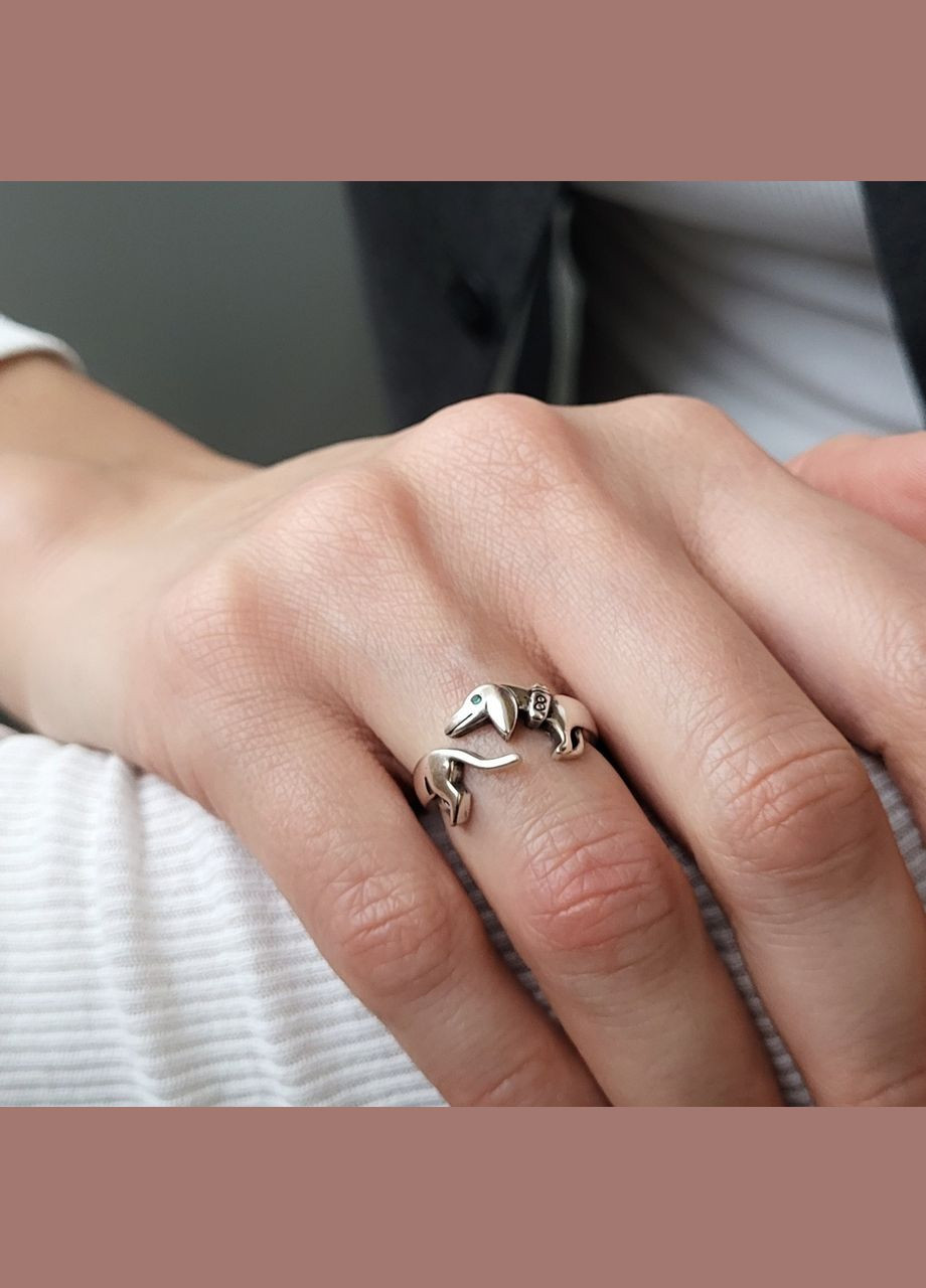 Серебряное кольцо Такса с Зелеными глазками серебро 925 пробы Черненное 16 - 19 размер 13005/3 2.65 No Brand (325488512)